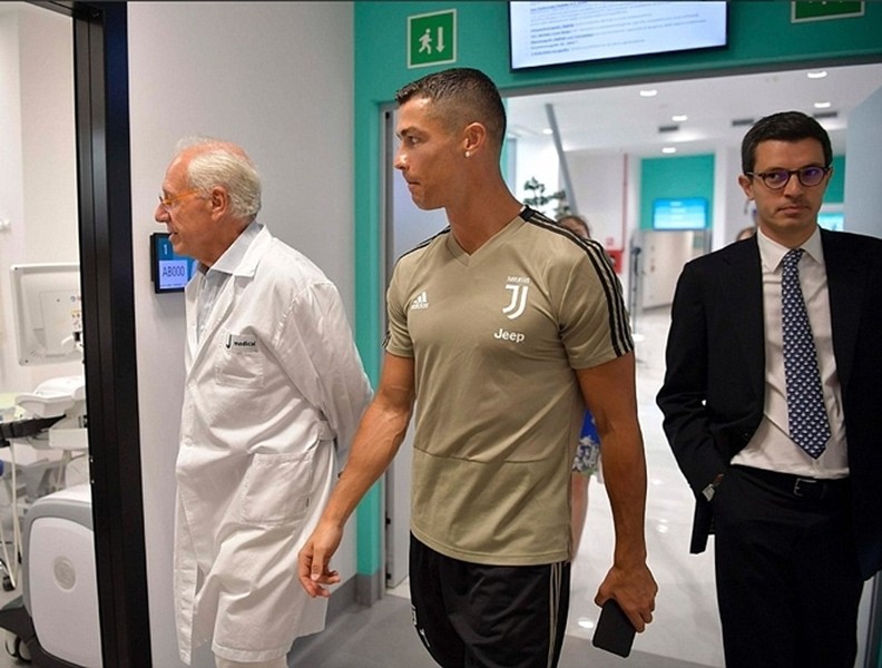 [ẢNH] Biển người háo hức chờ Ronaldo kiểm tra y tế ở Juventus