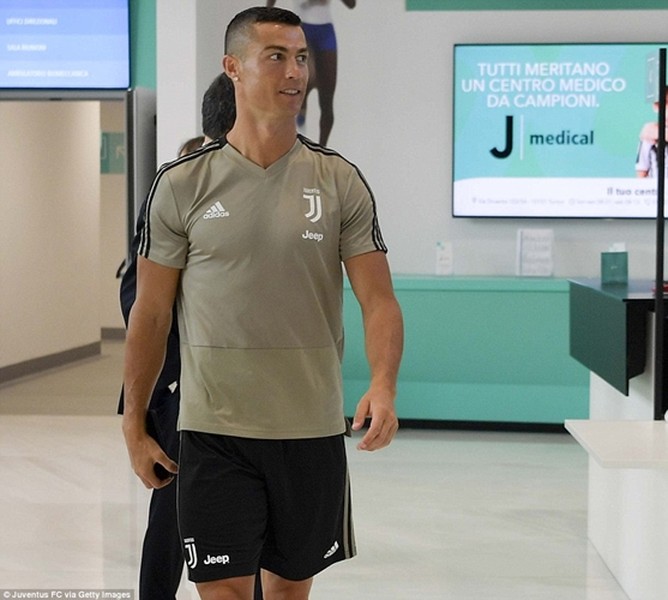 [ẢNH] Biển người háo hức chờ Ronaldo kiểm tra y tế ở Juventus