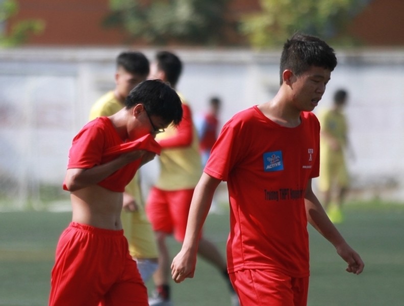 [ẢNH] Cầu thủ trường Nguyễn Thị Minh Khai buồn rười rượi khi chia tay giải