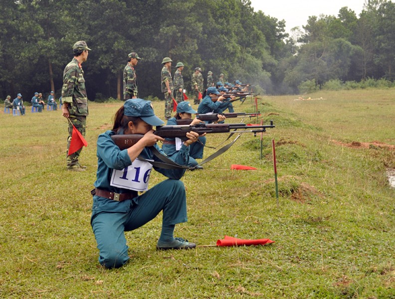 Bộ đội Hà Nội thi bắn súng trường, gói thuốc nổ, võ chiến đấu