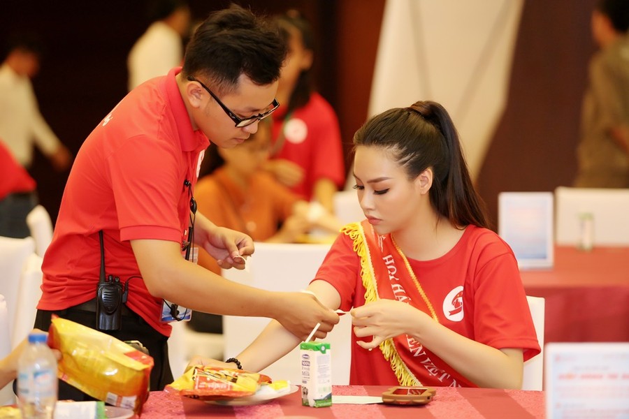 Hoa hậu biển Thùy Trang chung tay phá kỷ lục về hiến máu