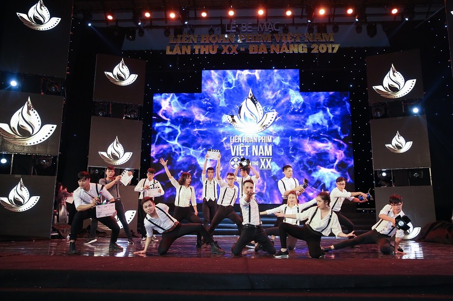 Hoa hậu Mỹ Linh trình diễn áo dài trong lễ bế mạc LHP Việt Nam 2017