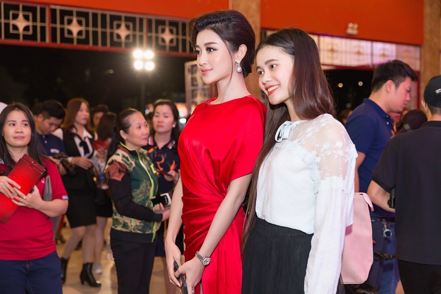 Huyền My dạy catwalk cho thí sinh 