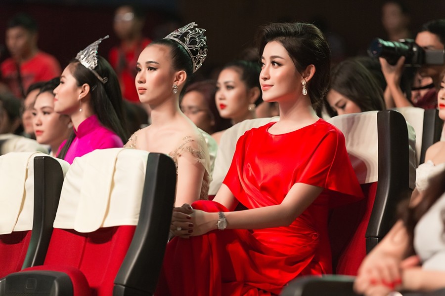 Huyền My dạy catwalk cho thí sinh 