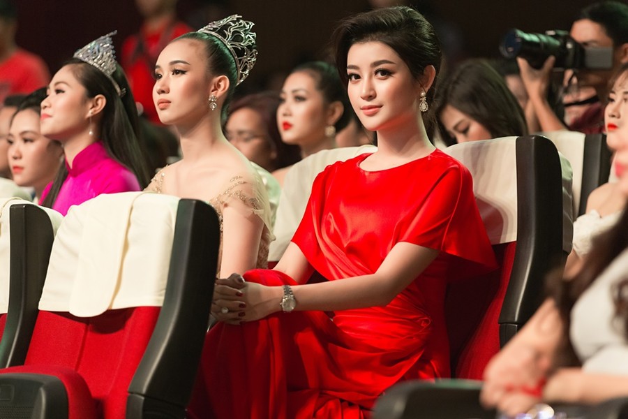 Huyền My dạy catwalk cho thí sinh 