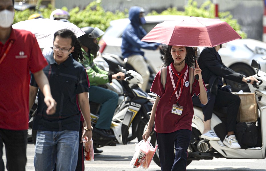 Cảnh sát giao thông Hà Nội căng mình làm nhiệm vụ ngày nắng nóng