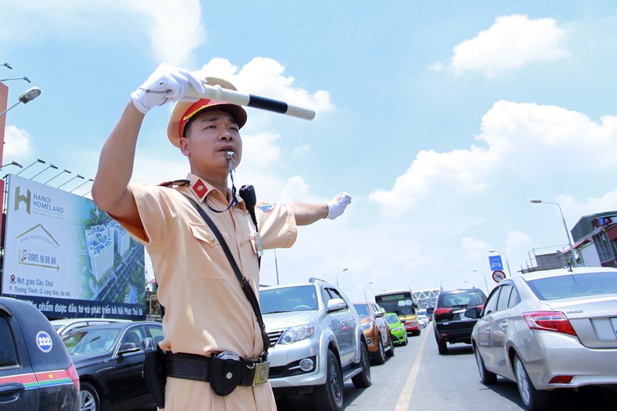 Cảnh sát giao thông Hà Nội căng mình làm nhiệm vụ ngày nắng nóng