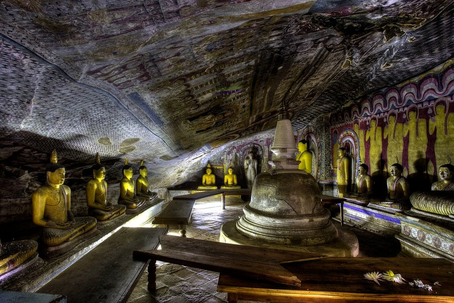 Ngôi đền huyền thoại nằm dưới khối đá khổng lồ chứa toàn tượng Phật dát vàng
