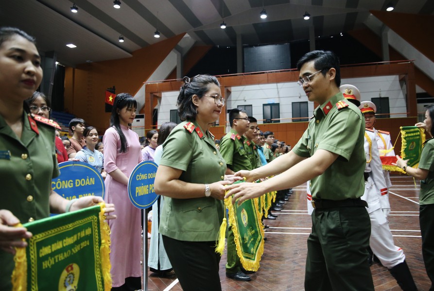 Sôi nổi màn tranh tài của đoàn viên Công đoàn CATP Hà Nội