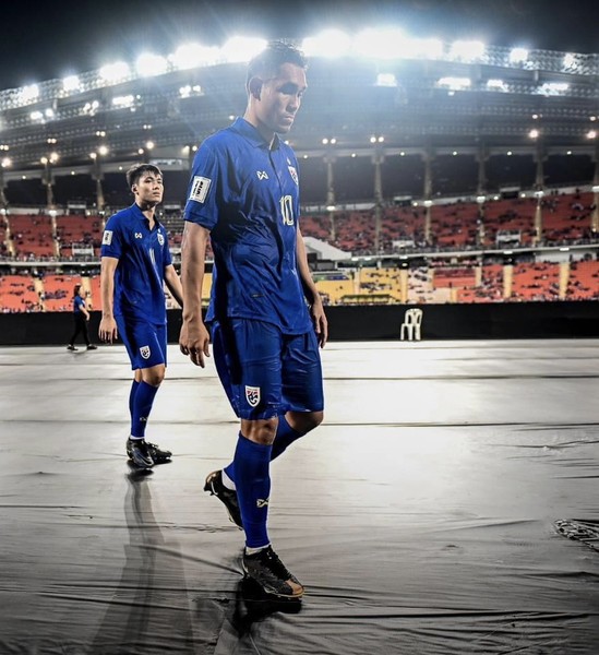 Cầu thủ Thái Lan khóc nức nở trên sân nhà
