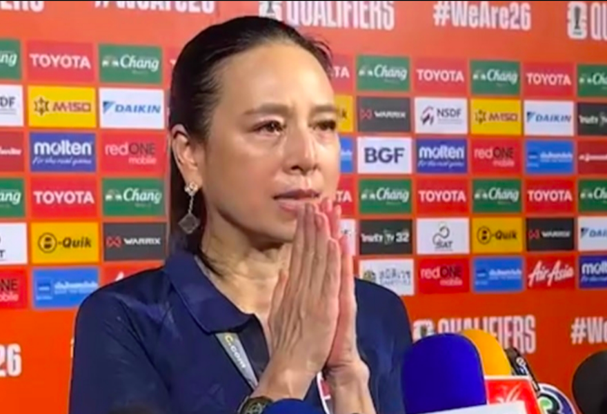 Cầu thủ Thái Lan khóc nức nở trên sân nhà
