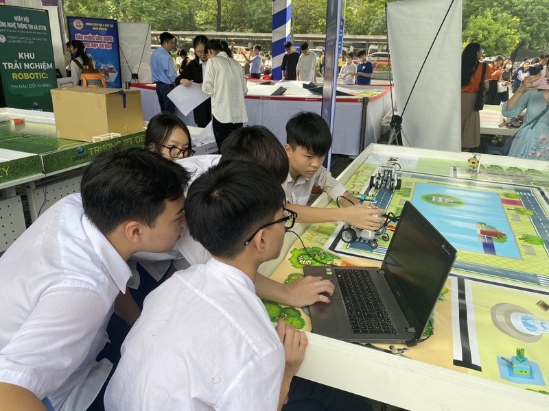 Hào hứng trải nghiệm tại Ngày hội công nghệ thông tin và STEM Hà Nội