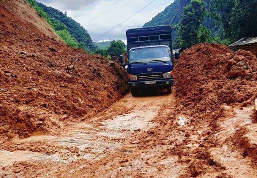 Lực lượng Công an Sơn La sát cánh, hỗ trợ nhân dân vượt qua bão lũ