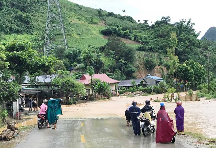 Lực lượng Công an Sơn La sát cánh, hỗ trợ nhân dân vượt qua bão lũ