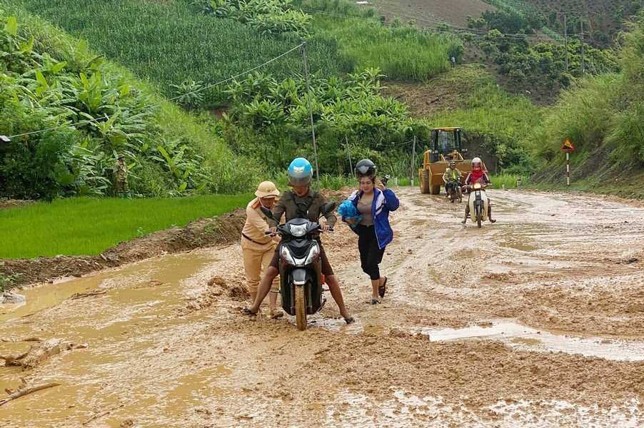 Lực lượng Công an Sơn La sát cánh, hỗ trợ nhân dân vượt qua bão lũ