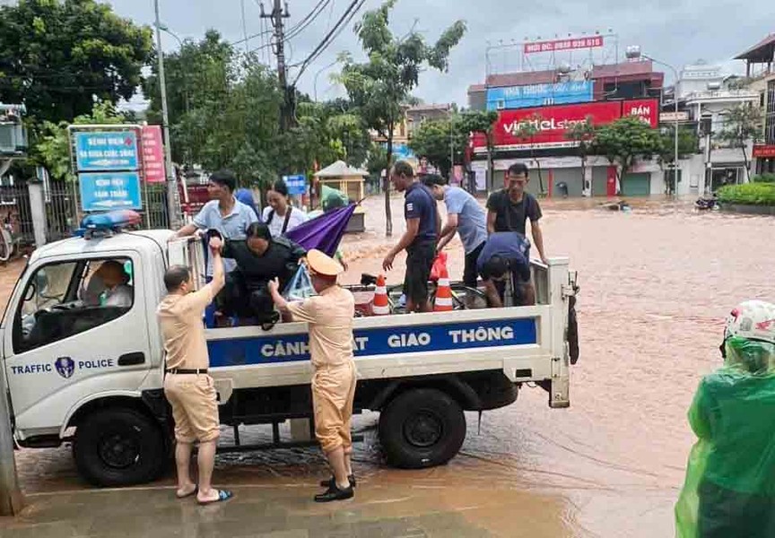 Lực lượng Công an Sơn La sát cánh, hỗ trợ nhân dân vượt qua bão lũ