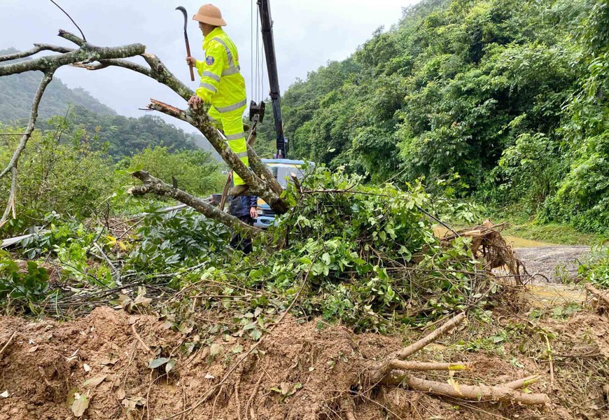 Lực lượng Công an Sơn La sát cánh, hỗ trợ nhân dân vượt qua bão lũ