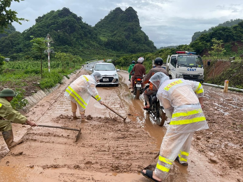 Lực lượng Công an Sơn La sát cánh, hỗ trợ nhân dân vượt qua bão lũ