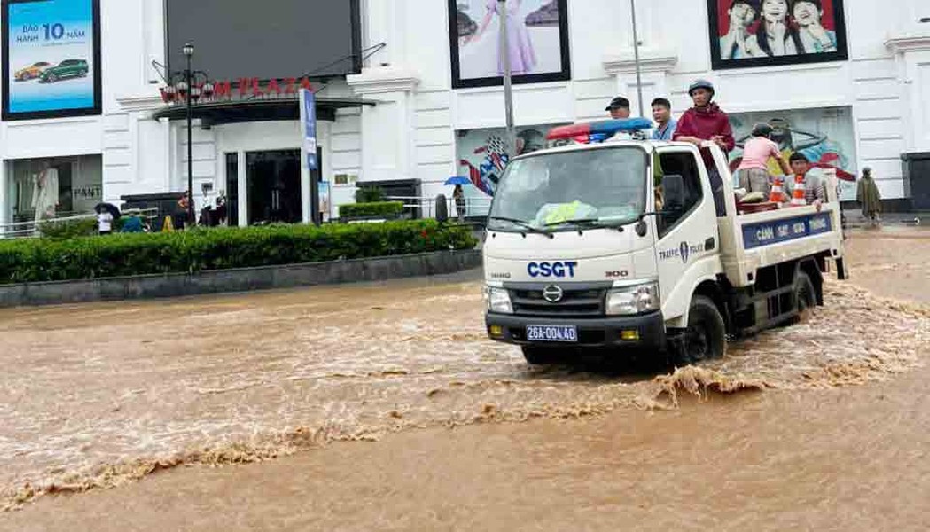 Lực lượng Công an Sơn La sát cánh, hỗ trợ nhân dân vượt qua bão lũ