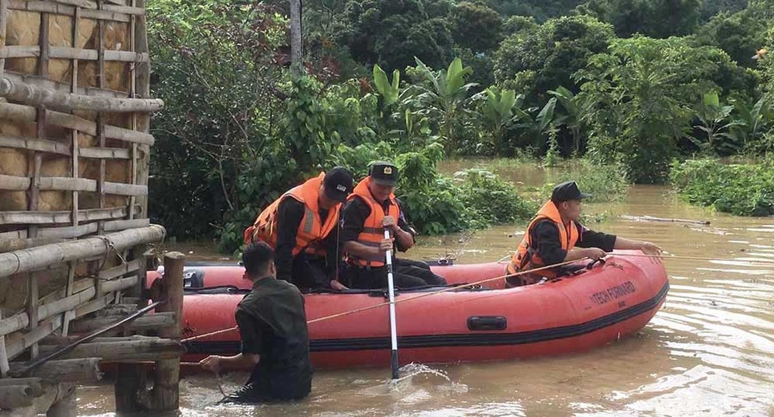 Lực lượng Công an Sơn La sát cánh, hỗ trợ nhân dân vượt qua bão lũ