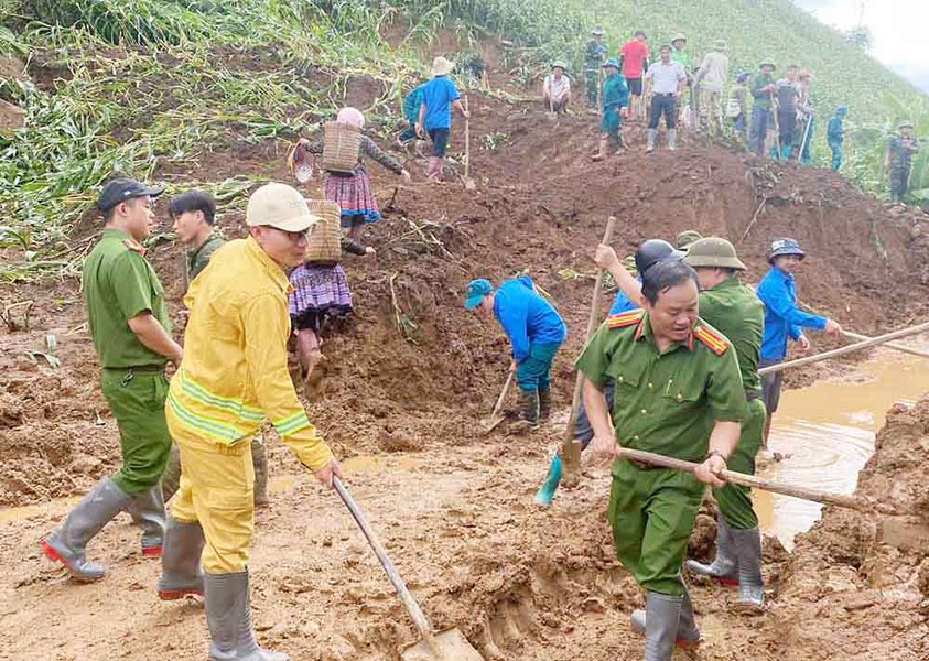 Lực lượng Công an Sơn La sát cánh, hỗ trợ nhân dân vượt qua bão lũ