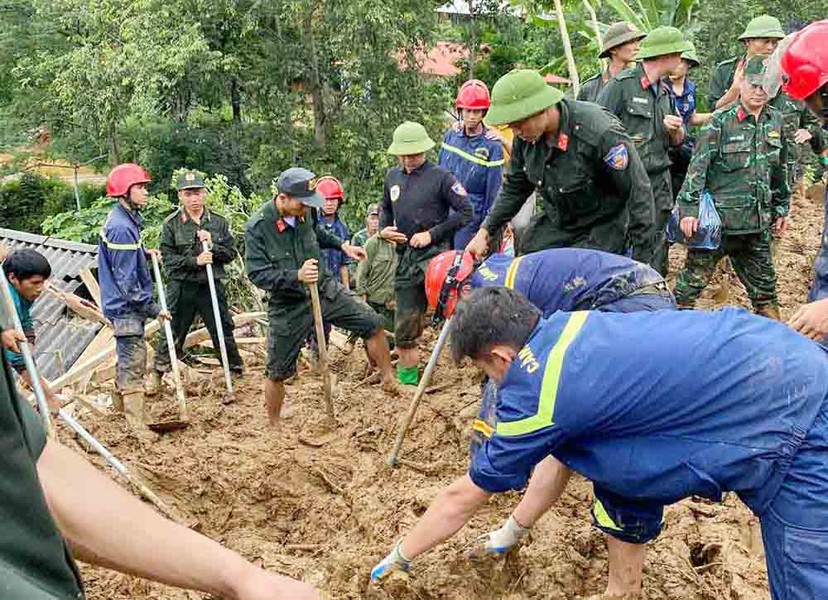 Lực lượng Công an Sơn La sát cánh, hỗ trợ nhân dân vượt qua bão lũ