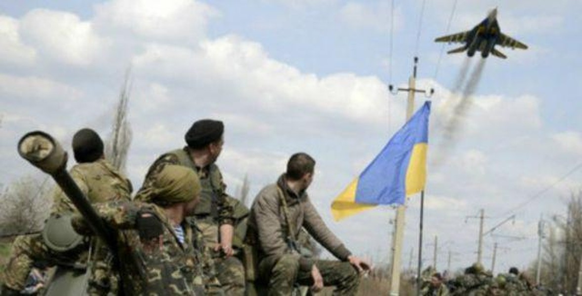 Ukraine ban bố tình trạng khẩn cấp trước nguy cơ quân Nga tiến vào