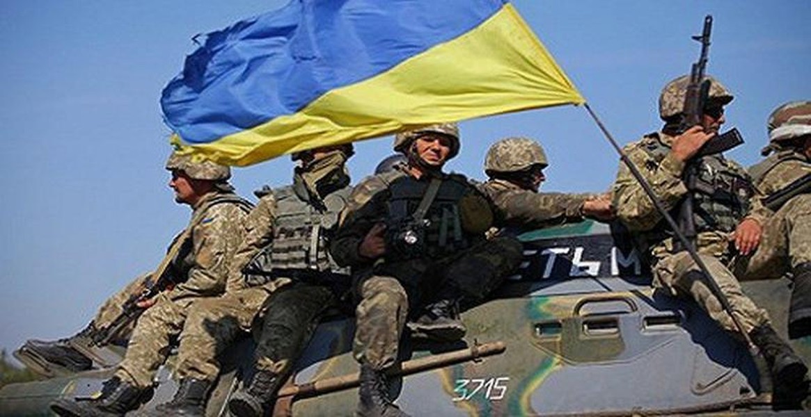 Ukraine ban bố tình trạng khẩn cấp trước nguy cơ quân Nga tiến vào
