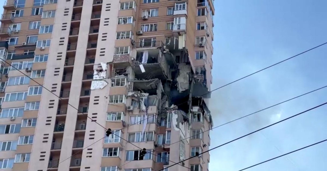 Nga phủ nhận và tố ngược phòng không Ukraine tự bắn trúng chung cư tại Kiev