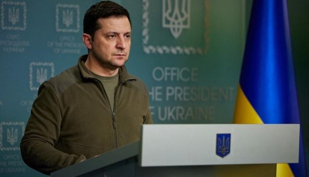 Tổng thống Ukraine từ chối di tản, phương Tây đổ vũ khí cho Kiev