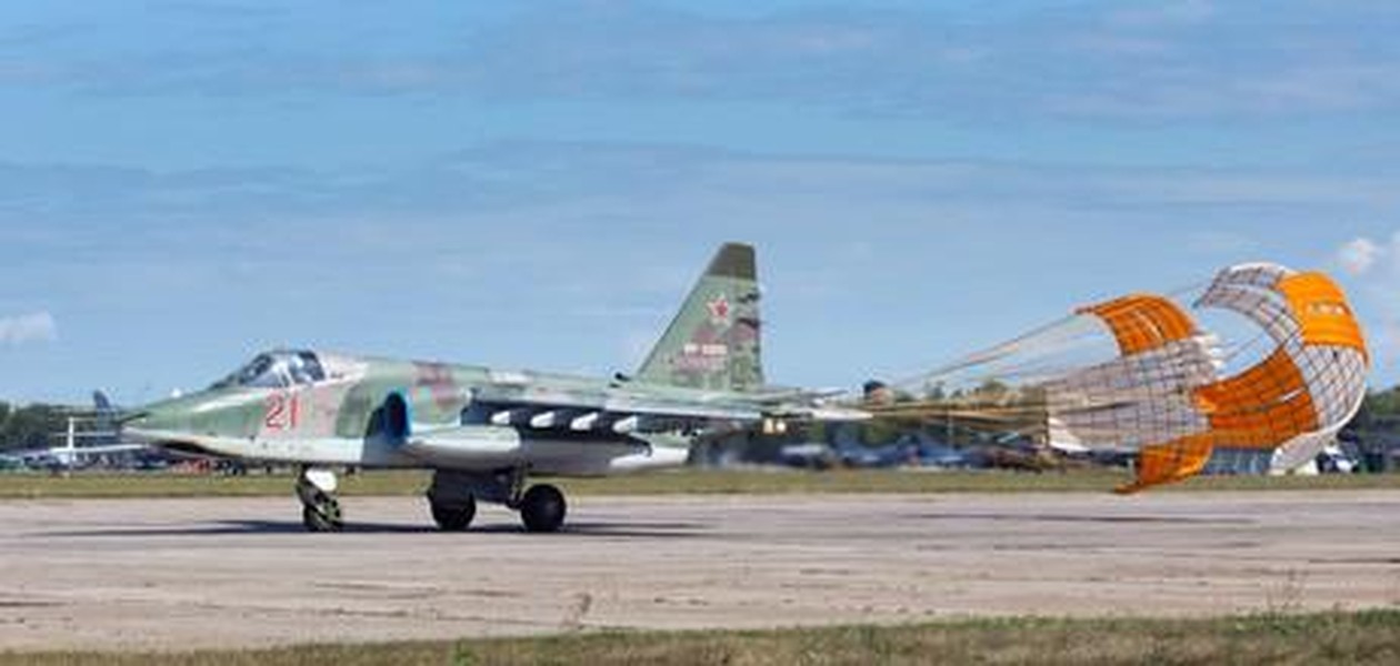 'Xe tăng bay' Su-25SM3 Nga vừa tiêu diệt liền lúc 5 xe tăng chủ lực Ukraine?