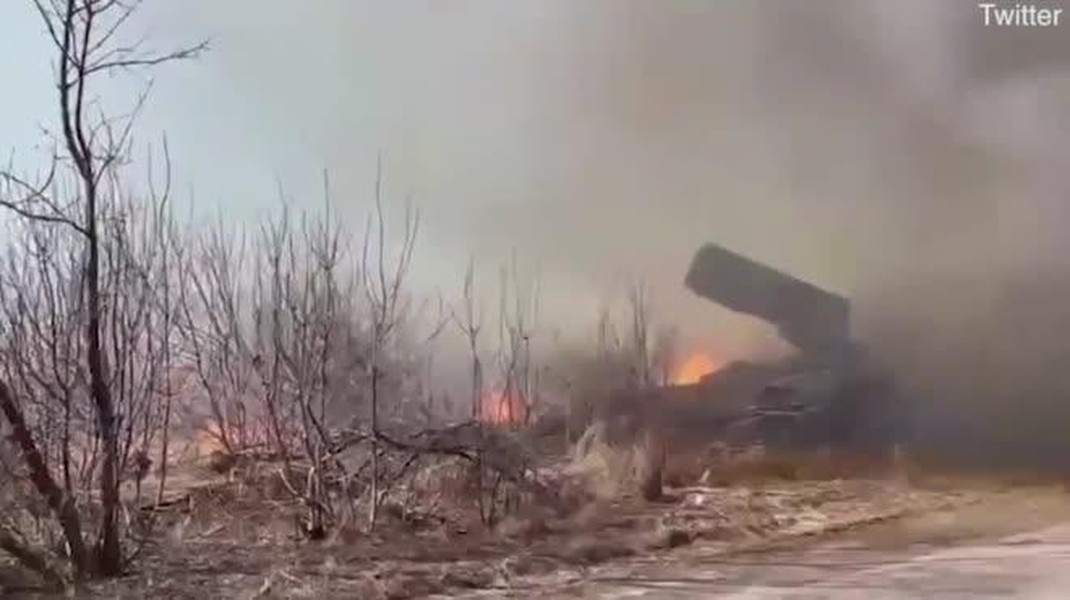 'Hỏa thần nhiệt áp' TOS-1A khai hỏa dữ dội bẻ gãy sức kháng cự tại Mariupol