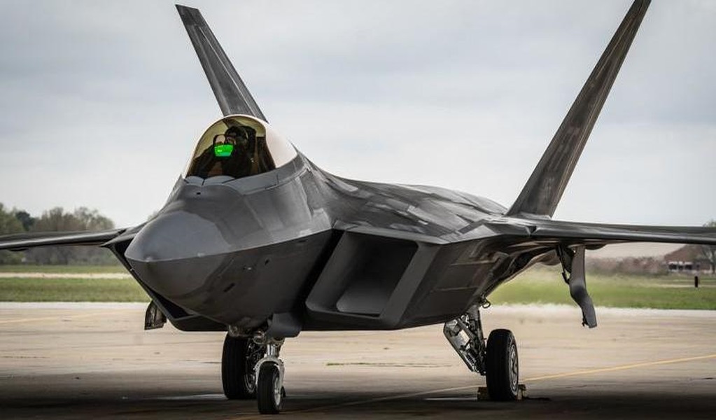 'Chim ăn thịt' F-22 Mỹ sập càng, mài thân xuống đường băng