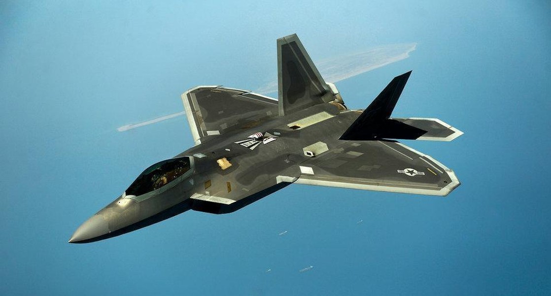 'Chim ăn thịt' F-22 Mỹ sập càng, mài thân xuống đường băng