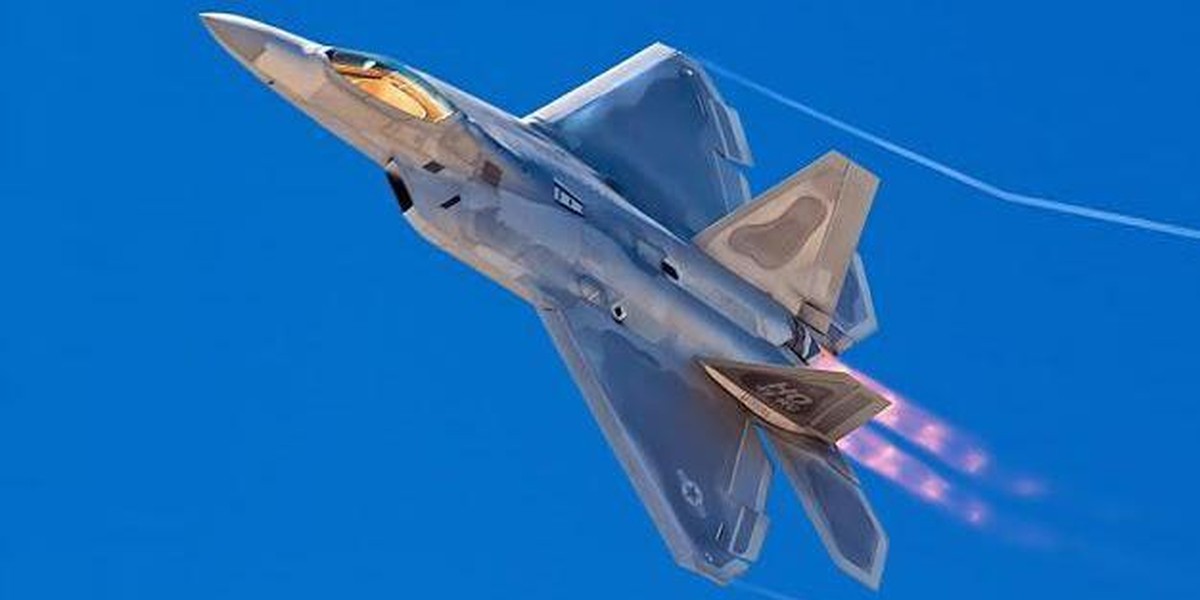 'Chim ăn thịt' F-22 Mỹ sập càng, mài thân xuống đường băng