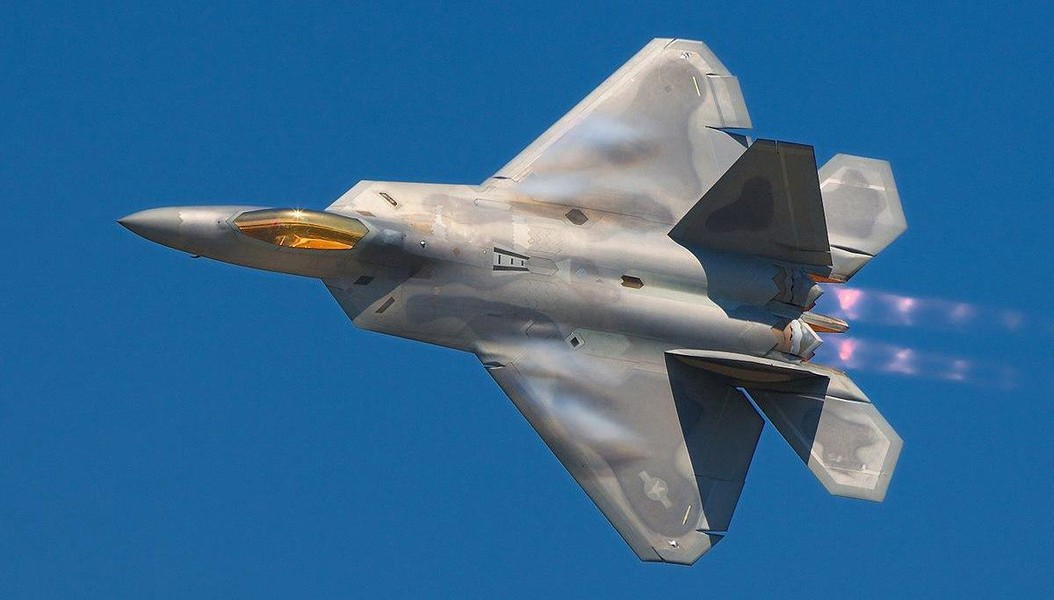 'Chim ăn thịt' F-22 Mỹ sập càng, mài thân xuống đường băng