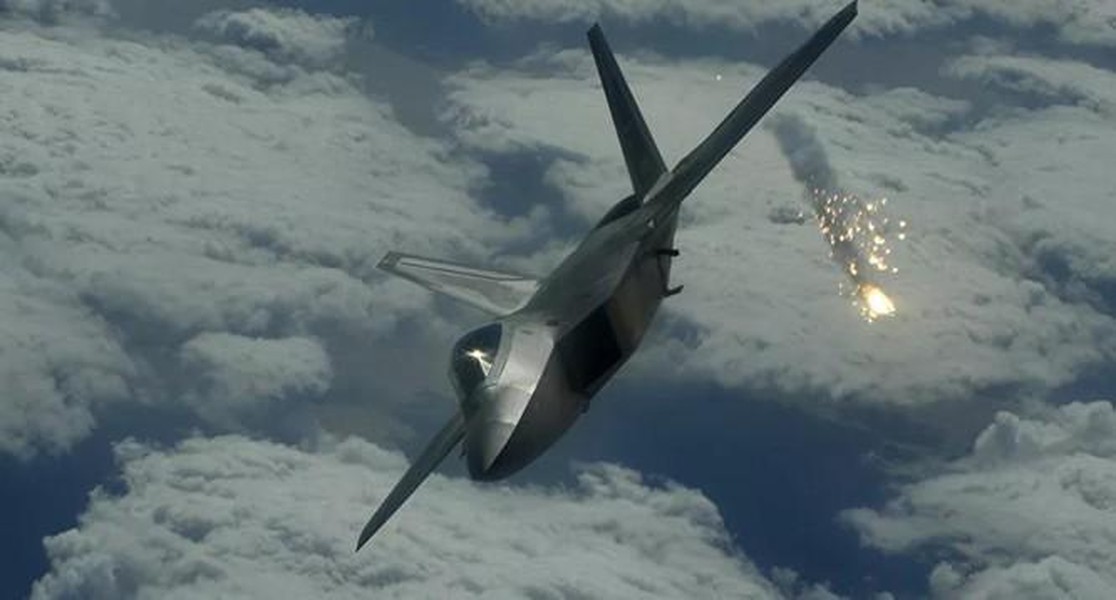 'Chim ăn thịt' F-22 Mỹ sập càng, mài thân xuống đường băng