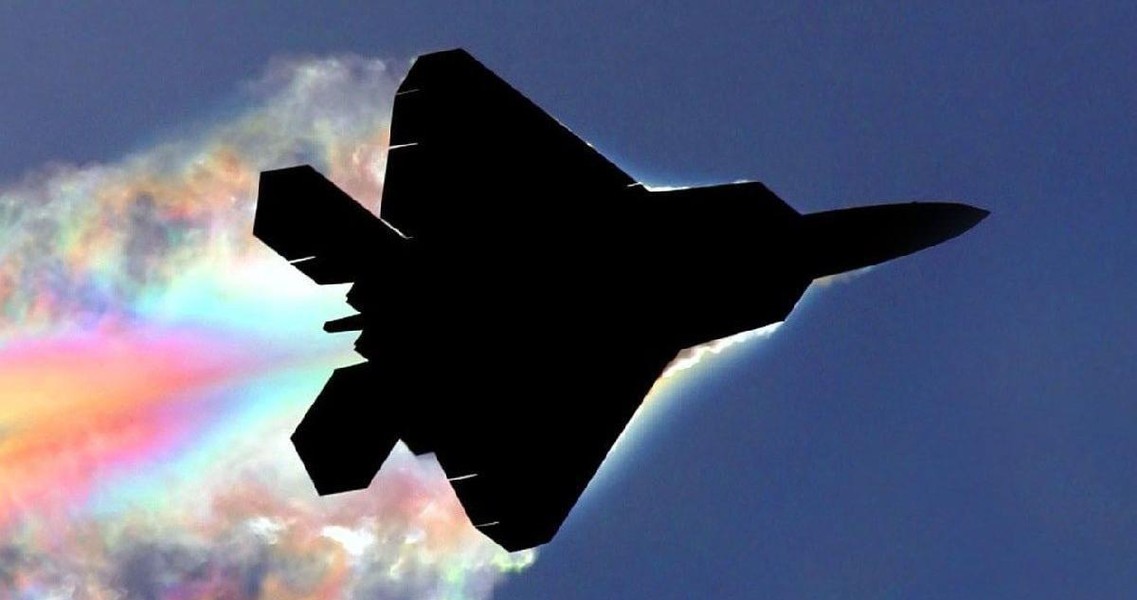 'Chim ăn thịt' F-22 Mỹ sập càng, mài thân xuống đường băng