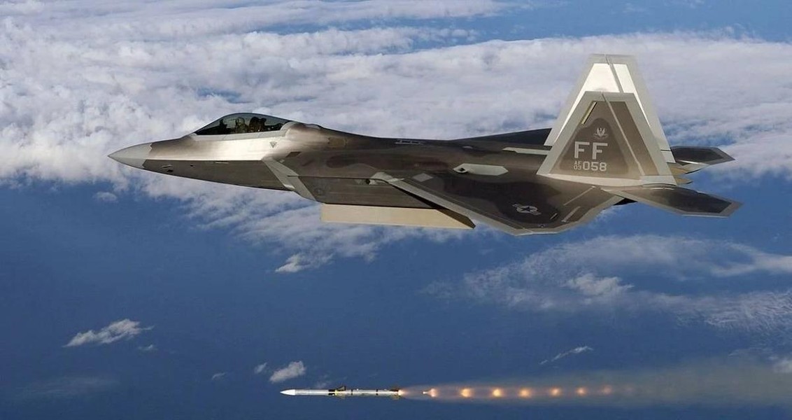 'Chim ăn thịt' F-22 Mỹ sập càng, mài thân xuống đường băng