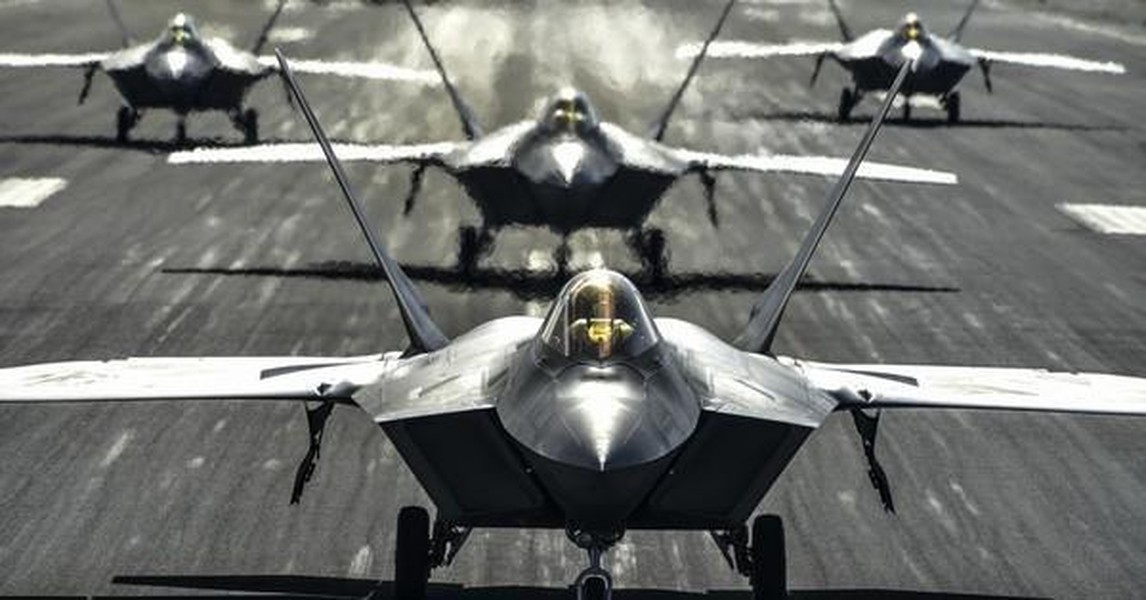 'Chim ăn thịt' F-22 Mỹ sập càng, mài thân xuống đường băng