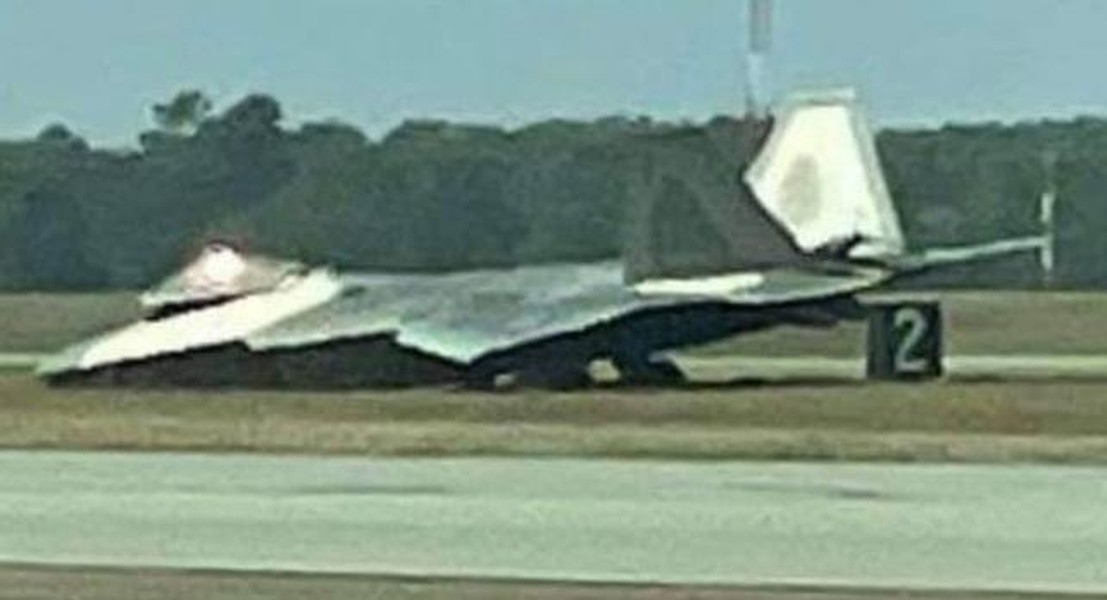 'Chim ăn thịt' F-22 Mỹ sập càng, mài thân xuống đường băng