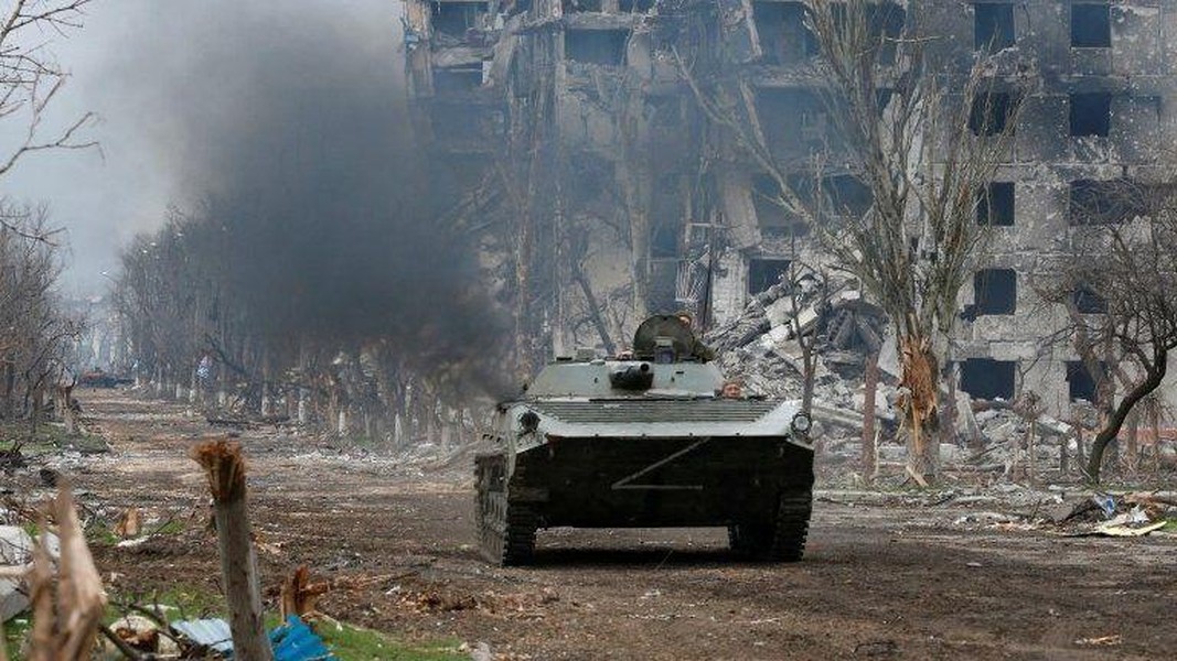 Xe quân sự Nga rầm rập tới Mariupol, 'pháo đài tử thủ' Azovstal của Ukraine còn trụ được bao lâu?