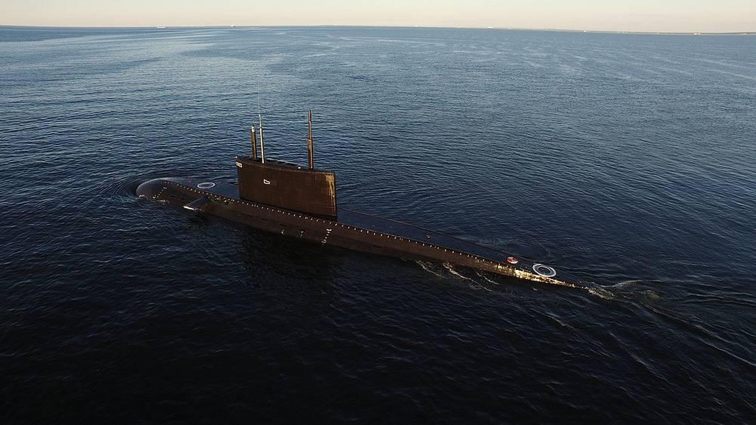 Tàu ngầm Kilo 636.3 Nga được huy động lượn quanh đảo Rắn của Ukraine