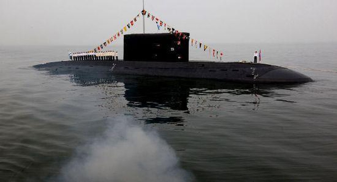 Tàu ngầm Kilo 636.3 Nga được huy động lượn quanh đảo Rắn của Ukraine