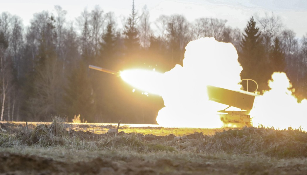 Vừa tới Ukraine, siêu pháo phản lực M270 mạnh nhất NATO liền khai hỏa dữ dội vào quân Nga