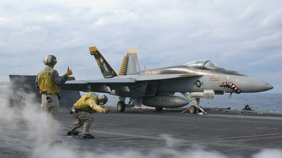Tiêm kích hạm F/A-18 Super Hornet của Mỹ bị gió hất xuống biển
