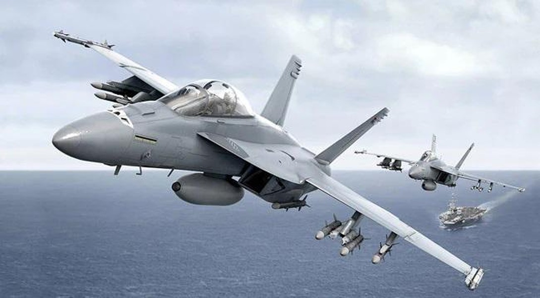 Tiêm kích hạm F/A-18 Super Hornet của Mỹ bị gió hất xuống biển