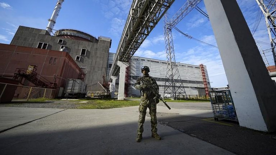 Ảnh vệ tinh cho thấy Nga điều xe quân sự trấn giữ nhà máy điện hạt nhân Ukraine
