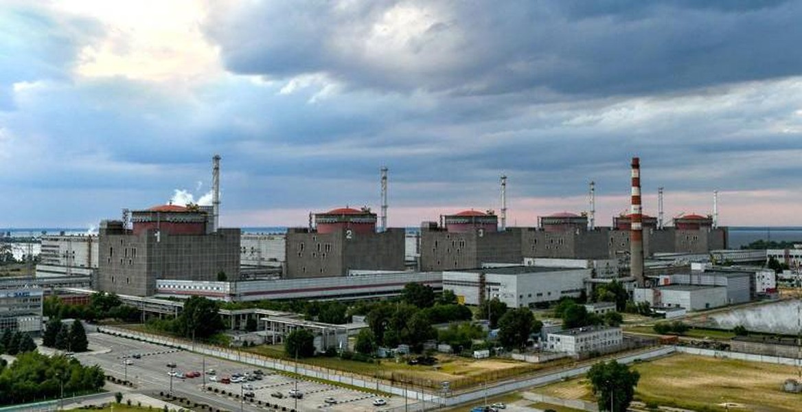 Ảnh vệ tinh cho thấy Nga điều xe quân sự trấn giữ nhà máy điện hạt nhân Ukraine