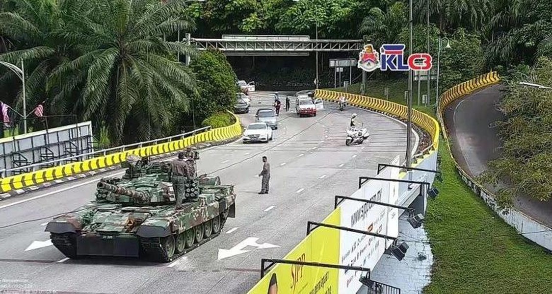 Khi 'vua tăng' của Malaysia chết máy giữa đường, gây ùn tắc giao thông